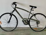 un vélo garé contre un mur dans un garage
