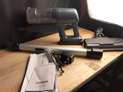 un pistolet posé sur une table, à côté d'un téléphone portable et d'autres objets