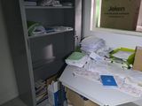 un bureau recouvert de papiers, dans une pièce