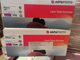 Trois cartouches de toner sont empilées les unes sur les autres sur une table