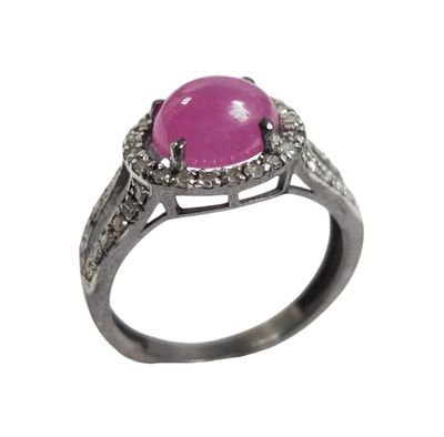 BAGUE en argent sertie d'un rubis cabochon épaulé de petits …
