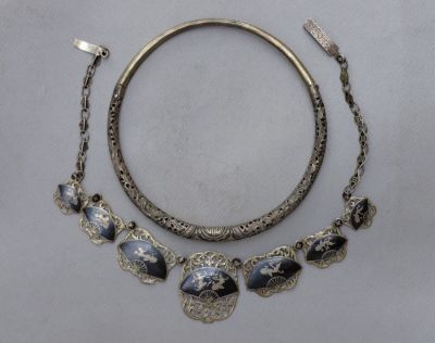 une photo d'un collier et d'un bracelet en argent ornés de perles de verre bleues