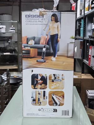 une boîte posée sur une table dans un magasin