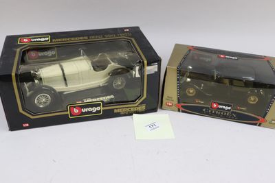 deux jouets emballés, une voiture blanche et une boîte noire