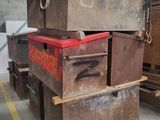 de nombreux cartons empilés les uns sur les autres dans un entrepôt
