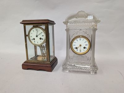 deux horloges placées l'une à côté de l'autre sur une table
