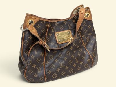 un gros plan d'un sac à main Louis Vuitton sur fond blanc