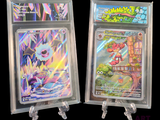 deux cartes Pokémon exposées dans une vitrine transparente