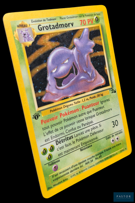 gros plan d'une carte pokemon sur fond noir