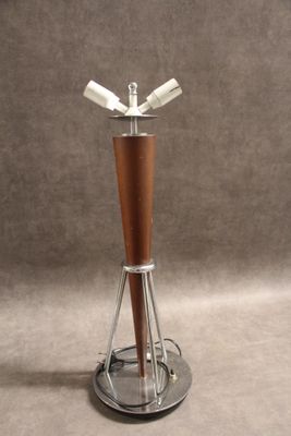 une image représentant un objet métallique muni d'un manche en bois