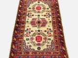 un tapis blanc orné d'un motif rouge et bleu