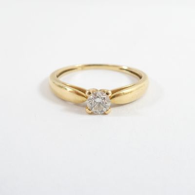une bague de fiançailles en or jaune sertie d'un seul diamant