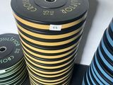 une pile de disques posée sur une table à côté d'une pile de tasses