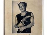 une photo en noir et blanc d'un homme tenant un oiseau
