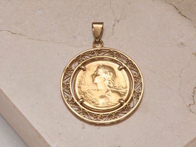 Important pendentif en or jaune 18k 750 millièmes présentant…