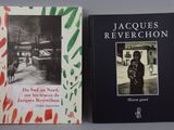 deux livres posés l'un à côté de l'autre sur une table