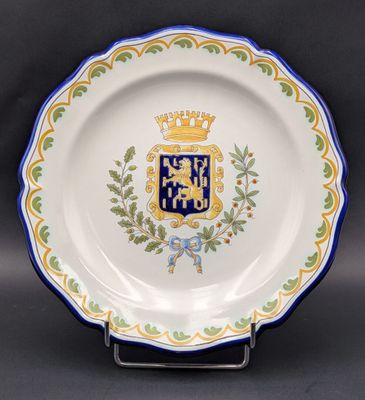 un gros plan d'une assiette sur laquelle figure un blason