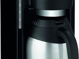 gros plan d'une cafetière sur fond blanc