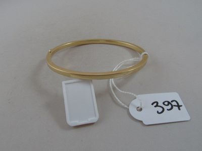 un bracelet en or auquel est attachée une étiquette de prix
