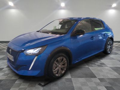une voiture bleue garée sur le sol en damier d'un garage