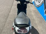 une moto garée sur le côté de la route