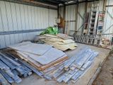 un gros tas de bois dans un garage