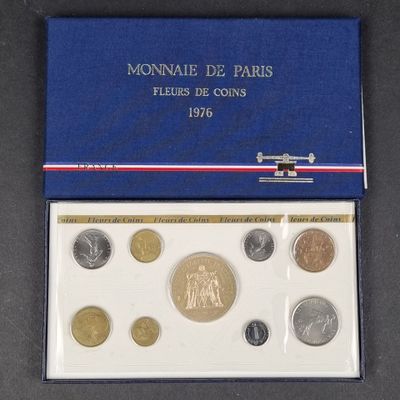 une image représentant une boîte de pièces de monnaie sur laquelle figure le portrait d'un homme
