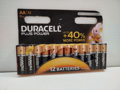 de nombreuses piles de piles posées sur une table
