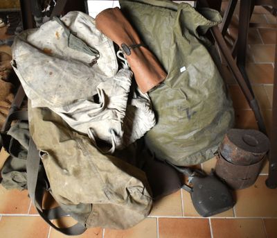 un sac contenant un pistolet et d'autres objets sur le sol