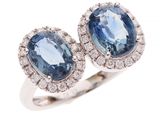 une paire de bagues en saphir bleu et diamants
