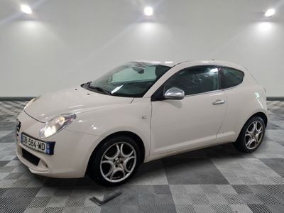 la photo d'une voiture blanche garée dans un garage