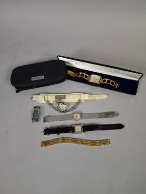 Lot de 4 montres dont 1 GUESS, 1 POP 1 SUJA et un boîtier de…