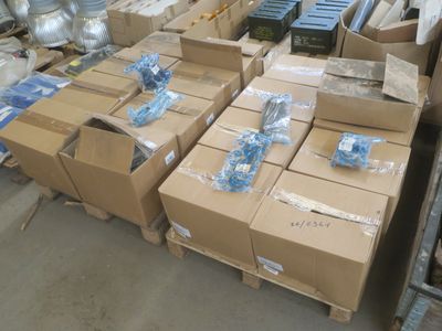 de nombreux cartons d'objets posés à même le sol
