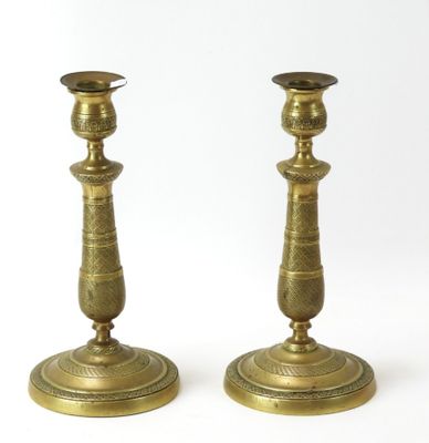 paire de chandeliers anciens en laiton sur fond blanc