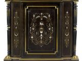une armoire en bois ornée d'un motif décoratif sur la façade