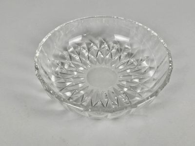 un bol en verre transparent orné d'un motif floral