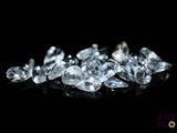 des diamants sur une surface noire avec un fond noir