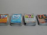 cinq types différents de cartes Pokémon posées sur une table