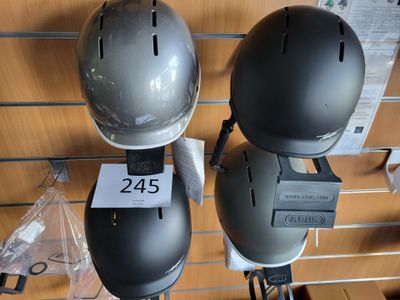 deux casques exposés dans un magasin