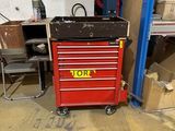 une boîte à outils rouge posée au milieu d'un garage