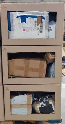 des cartons empilés les uns sur les autres sur une palette