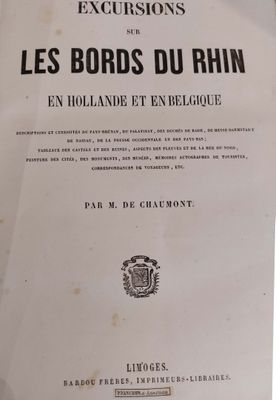 un vieux livre avec un titre en noir et blanc