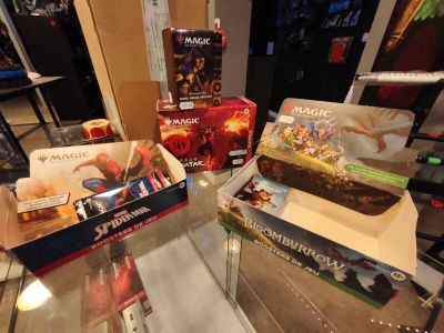 de nombreuses boîtes d'objets magic the gathering sur la table