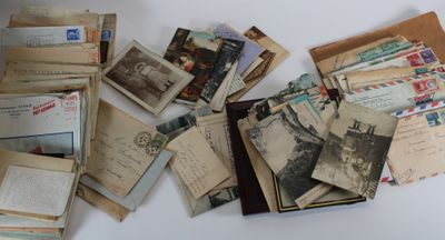 Carton comprenant des enveloppes timbrées et de cartes posta…