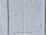 une croix gravée sur le flanc d'un mur de pierre