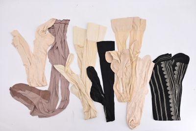 de nombreux types de vêtements différents posés sur une surface blanche