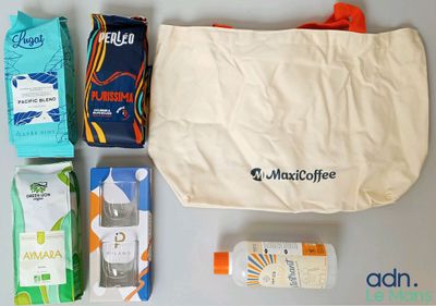 un sac posé sur une table à côté d'autres objets