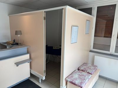 une petite chambre avec un lit et un lavabo