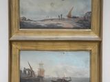 une paire de peintures à l'huile représentant des bateaux sur l'eau, près du rivage