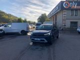 une voiture garée devant un immeuble, sur un parking